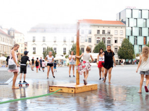 VIDEO: Kolejmdoucí v centru Brna nově osvěží vodní mlžítko