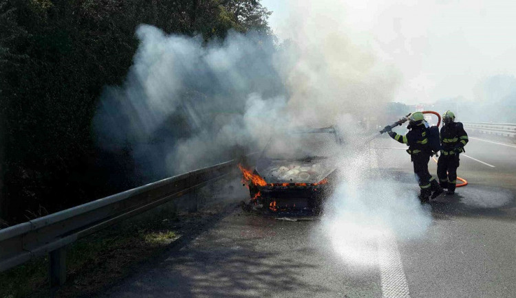 FOTO: Na D1 vzplálo auto kvůli technické závadě. Plameny Ford zcela zničily