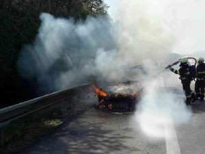 FOTO: Na D1 vzplálo auto kvůli technické závadě. Plameny Ford zcela zničily
