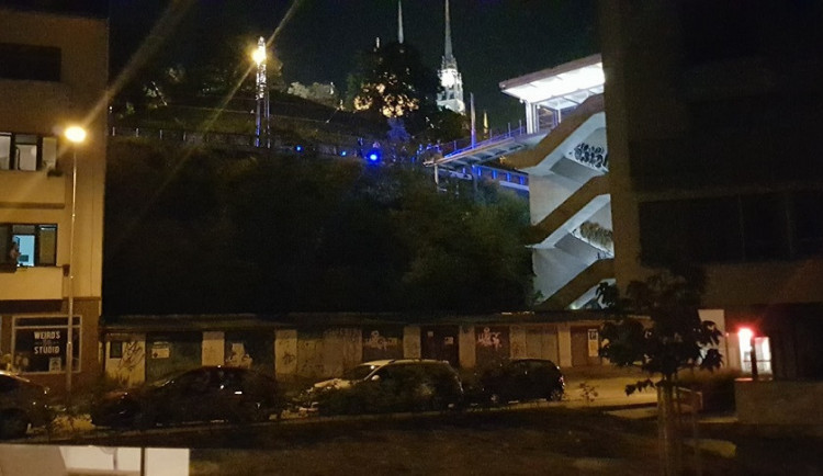 Mladík se rozhodl skočit z lávky nad Kopečnou ulicí. Kamarádi se ho snažili chytit, marně