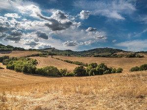 POČASÍ NA STŘEDU: Obloha se vyjasní, teploty zůstanou kolem třicítky