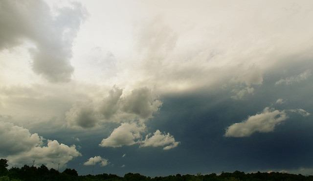 storm-chasing-1374665_640