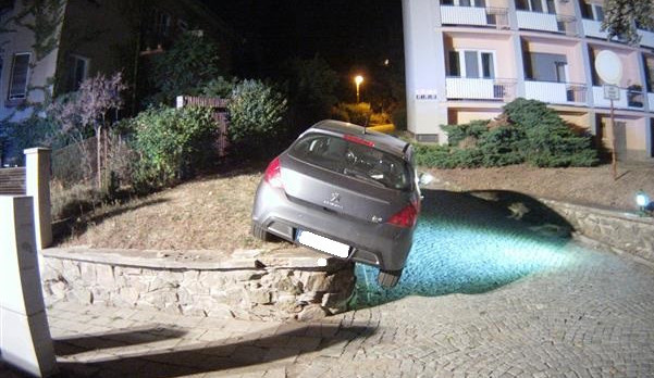 Řidička v Pisárkách pověsila při parkování své auto na zídku. Dolů ho dostali až hasiči