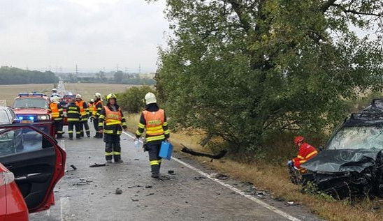 Tragická nehoda u Sokolnic na Brněnsku. Na místě vyhasly dva lidské životy