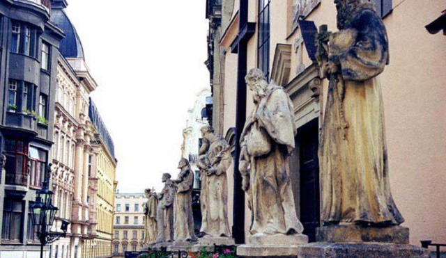 Sochy před kostelem Nalezení sv. Kříže