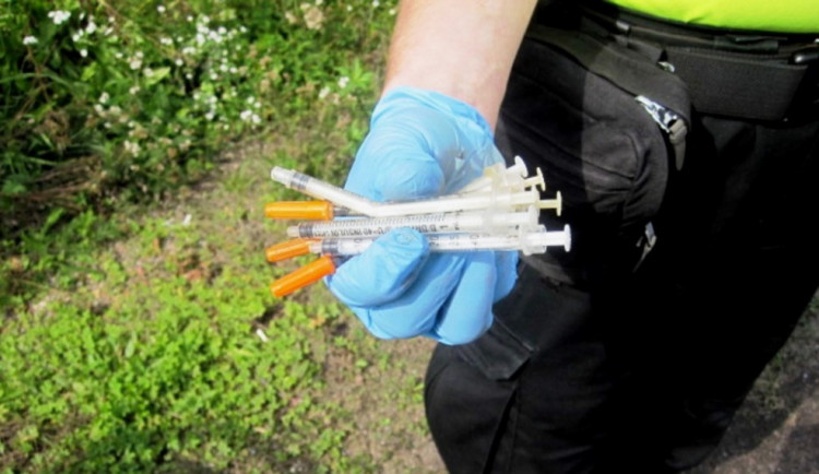 Strážníci sbírali po Brně použité injekční stříkačky. Našli je na Moraváku, Cejlu nebo na Ponávce