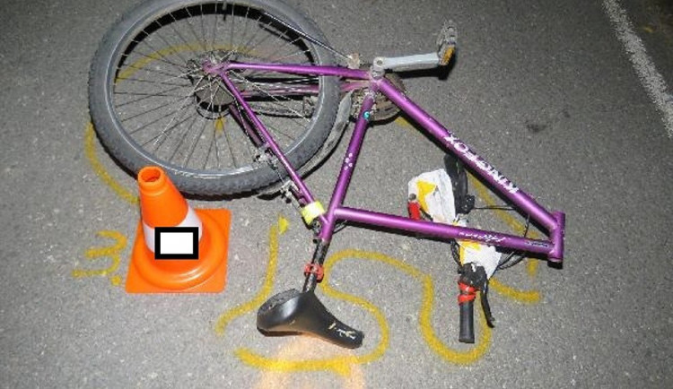 Tatrovka srazila na kruháči cyklistku, žena na místě zemřela