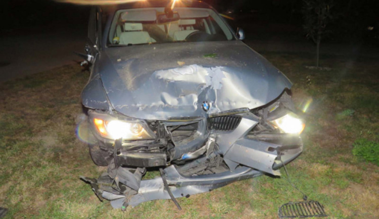 Opilá žena se snažila ujet policistům. Nabořila dvě auta a dům. Pak napadla záchranáře