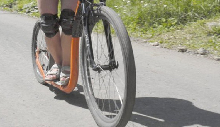 Řidič Mercedesu projel na červenou, na přechodu srazil mladou dívku na koloběžce