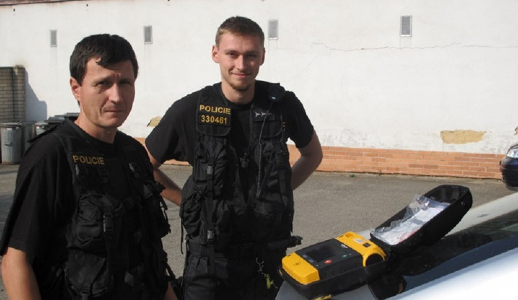 Dvojice letovických policistů pomohla při záchraně života. Přispěli i dobrovolní hasiči