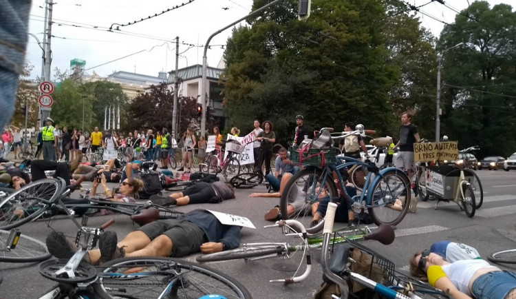 VIDEO: Desítky cyklistů zablokovaly vlastními těly provoz rušné křižovatky v centru Brna