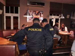 Policisté vyrazili do barů zkontrolovat nezletilé. Dvě slečny nadýchaly přes promile