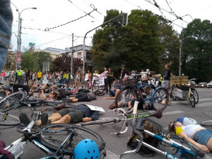 VIDEO: Desítky cyklistů zablokovaly vlastními těly provoz rušné křižovatky v centru Brna