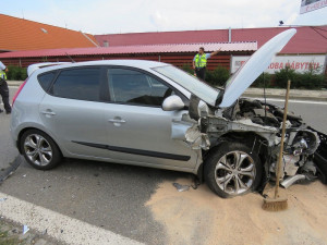 FOTO: Řidička zničehonic vjela do protisměru a srazila se s jiným autem