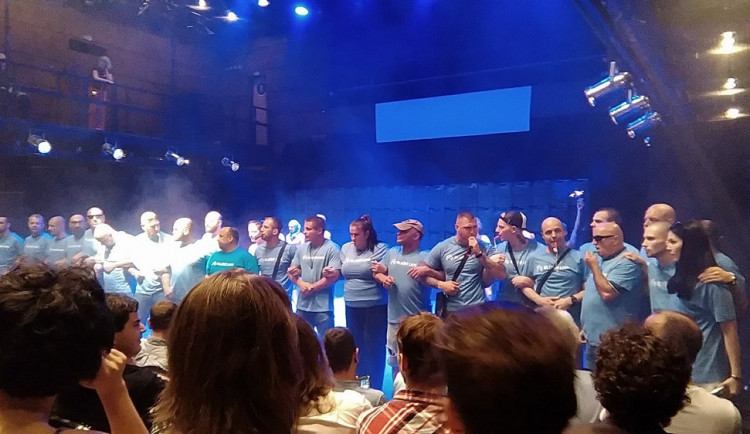 Slušní lidé v divadle