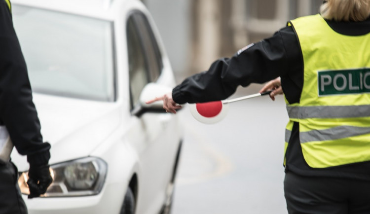 Neznámý řidič v Brně naboural a ujel od nehody. Policisté hledají svědky