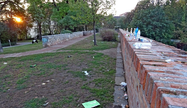 nepořádek v parku u Špilberku