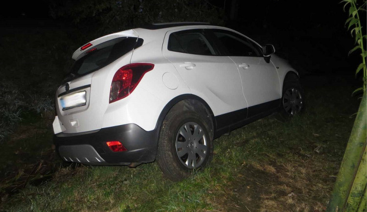 FOTO: Řidička si dala před jízdou šest piv, auto pak poslala k potoku