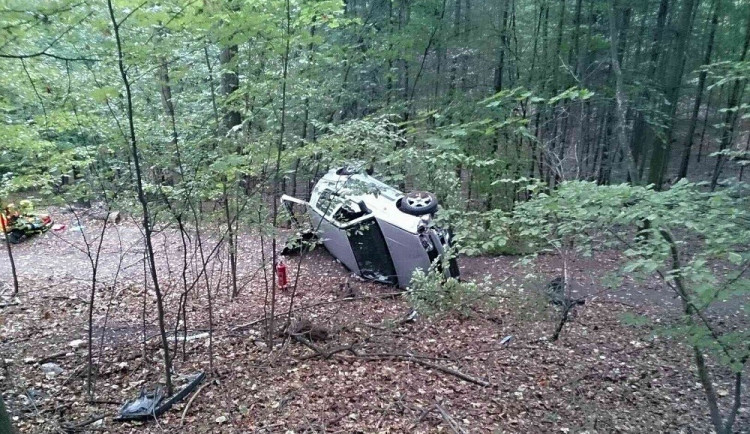FOTO: Mezi Útěchovem a Adamovem boural opilý mladík. Zranil tři lidi a nadýchal přes dvě promile