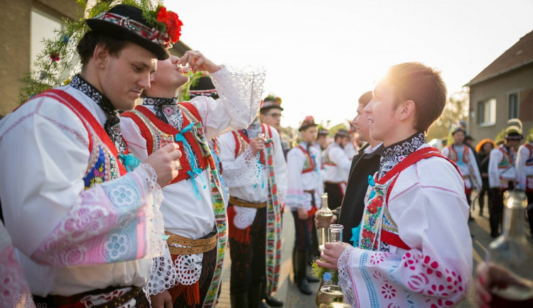 FOLKLORNÍ DRBNA: Věčný mýtus o bezstarostně opilém folkloristovi