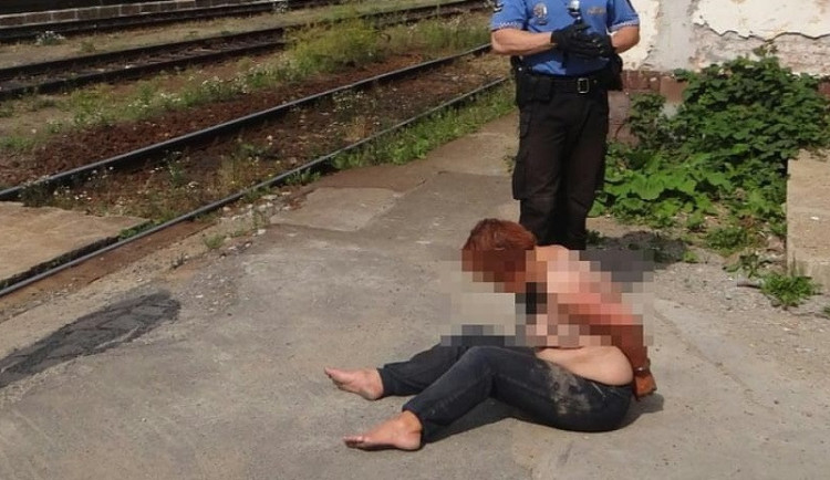 Namol opilá polonahá žena se demonstrativně svlékala před strážníky, skončila v poutech