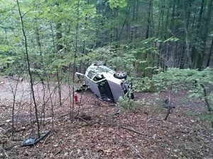 FOTO: Mezi Útěchovem a Adamovem boural opilý mladík. Zranil tři lidi a nadýchal přes dvě promile