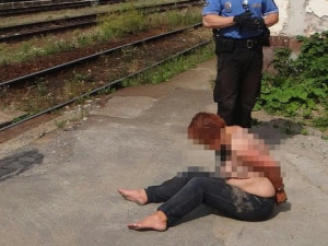Namol opilá polonahá žena se demonstrativně svlékala před strážníky, skončila v poutech