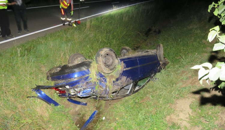 FOTO: Osmnáctiletý řidič nezvládl řízení a poslal auto do příkopu