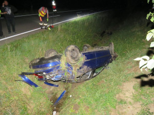 FOTO: Osmnáctiletý řidič nezvládl řízení a poslal auto do příkopu