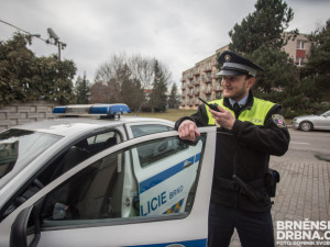 Muž v Brně omylem nasedl do cizího auta. Sám na sebe pak zavolal strážníky