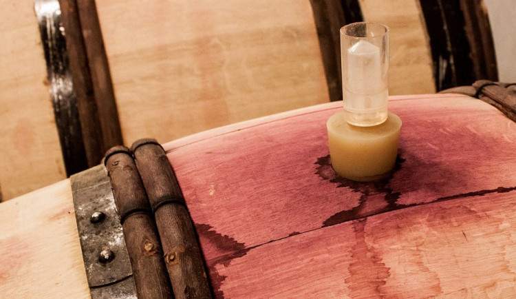 Ve vinném sklípku na Brněnsku zemřel muž. Při výrobě vína se otrávil oxidem uhličitým