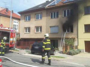 Duchapřítomní svědci požáru v Brně zachránili život seniorovi, vytáhli ho z hořícího bytu