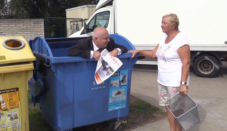 VIDEO: Kandidát na brněnského primátora oslovuje voliče z popelnice. Video je hitem internetu