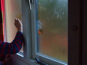 Na jižní Moravě od začátku roku vypadlo z okna už deset dětí