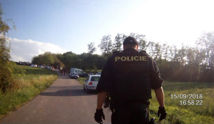 Oslava narozenin se zvrhla v technopárty pro 700 lidí. Akci museli ukončit až policisté