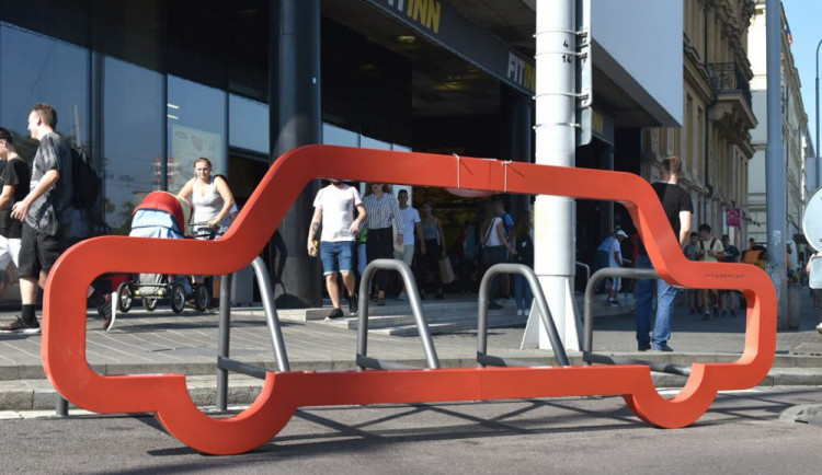 Nový mobilní stojan na kola ve tvaru auta