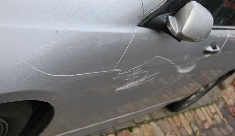 Neznámý vandal měl asi špatný den. Ostrým předmětem přejel čtyři zaparkovaná auta
