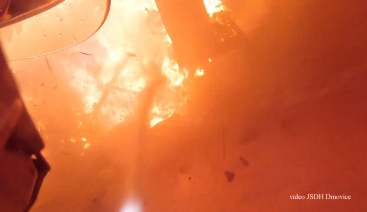 VIDEO: Nad hasičem se při požáru v Drnovicích otevřel a propadl strop