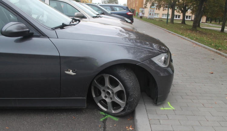 FOTO: Řidič bavoráku naboural a za volantem usnul, policistům se po probuzení snažil utéct