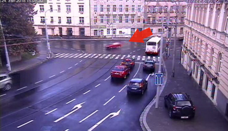 VIDEO: Brněnskými ulicemi kličkoval namol opilý řidič. Málem srazil několik lidí na zastávce šaliny