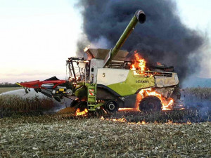 FOTO: Při sklizni kukuřice začal náhle hořet kombajn