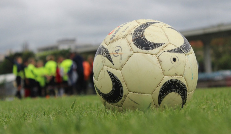 Zloděj se vloupal do kabin fotbalového klubu v Milovicích. Ukradl lahve tvrdého a sudy piva