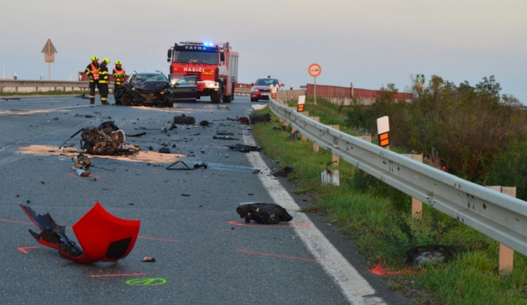 Tragická nehoda u Pohořelic. Při srážce dvou aut zemřel spolujezdec, pět dalších lidí se zranilo