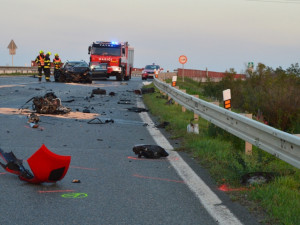 Tragická nehoda u Pohořelic. Při srážce dvou aut zemřel spolujezdec, pět dalších lidí se zranilo