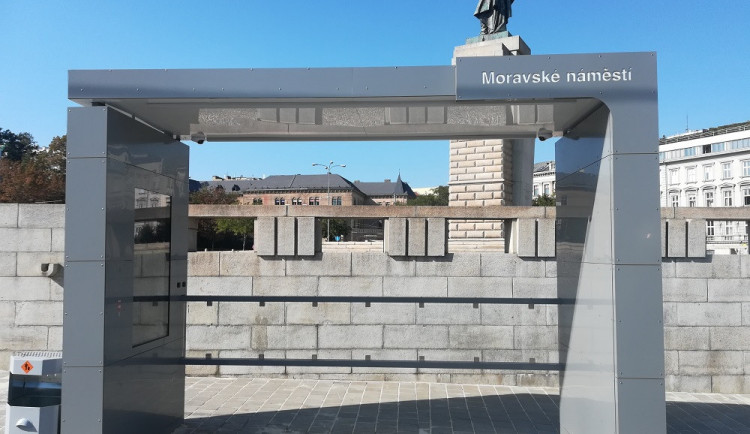 Na Moraváku stojí nové chytré zastávky. Nabijete si v nich mobil nebo vyhledáte odjezdy šalin