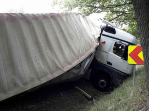 FOTO: U Černé hory se na frekventované silnici zaklínil kamion, hasiči ho vytahovali 16 hodin