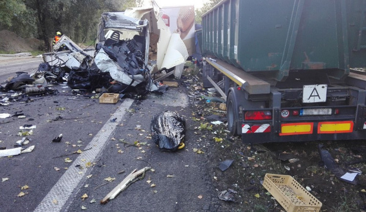 FOTO: Dodávka se při předjíždění v protisměru čelně srazila s kamionem. Řidič na místě zemřel