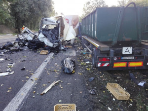 FOTO: Dodávka se při předjíždění v protisměru čelně srazila s kamionem. Řidič na místě zemřel