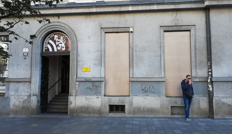 Párek v rohlíku už si ve dvě ráno na České bohužel nedáte