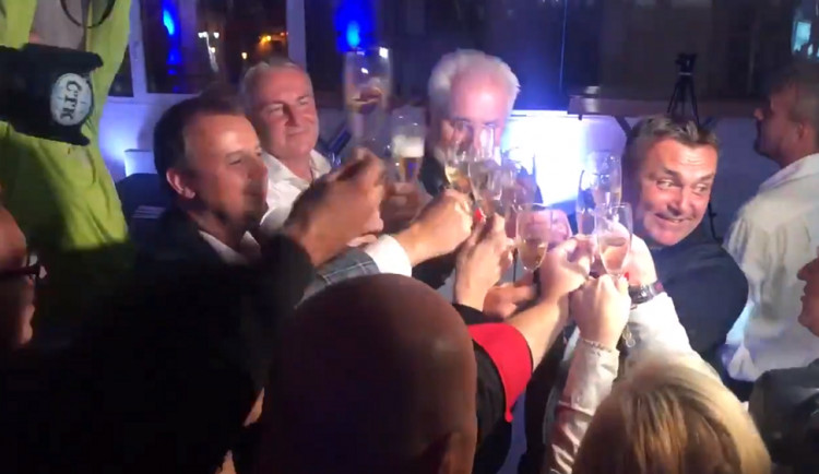 Primátor Petr Vokřál slaví s krajským hejtmanem a dalším členy ANO vítězství ve volbách